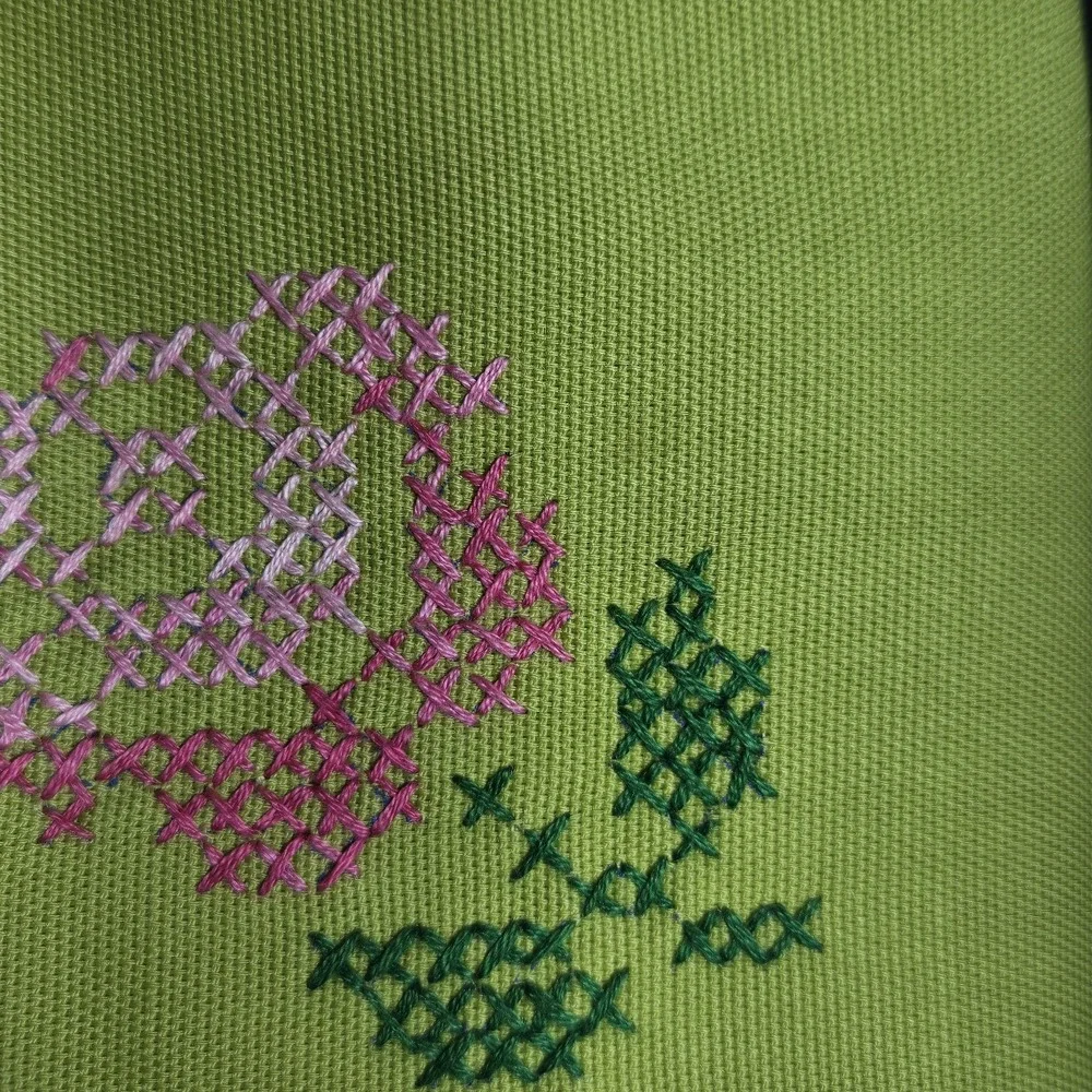 Set of 3 Vtg Cotton Linen‎ Dinner Napkins Cross Stitched Flower Scalloped Edge